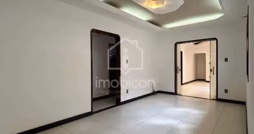 Casa ampla à venda com potencial residencial e comercial no centro!