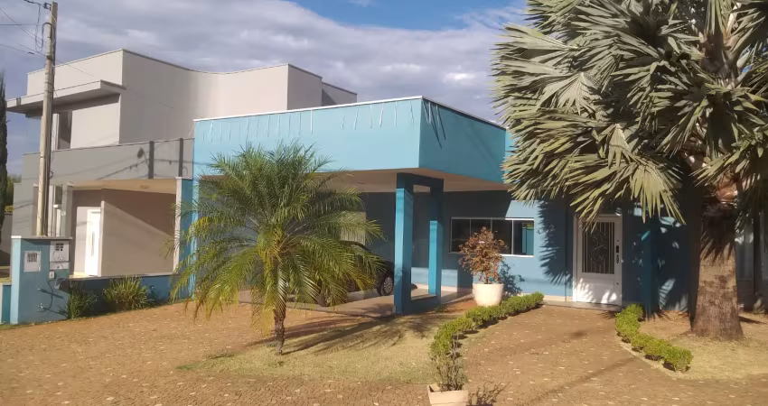 Linda residência, condomínio fechado, com segurança e muito lazer, pronta para morar em lugar nobre da cidade.