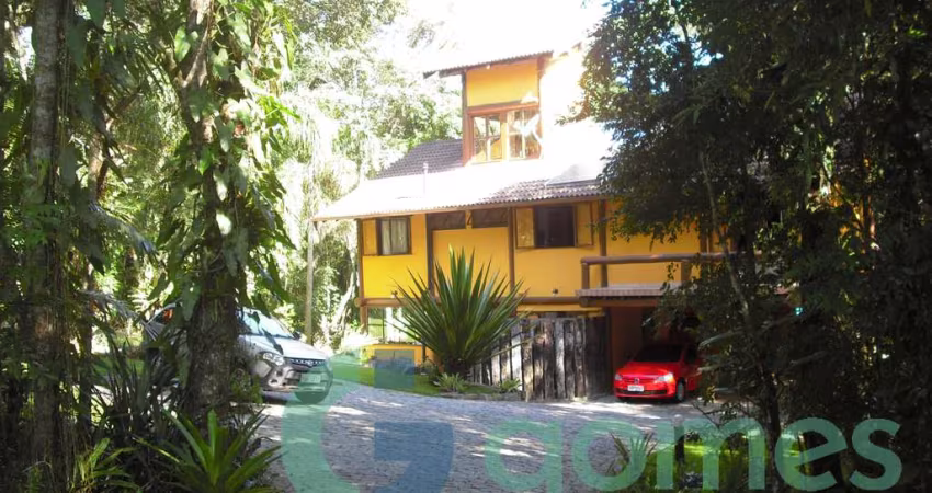 Casa com 4 dormitórios à venda