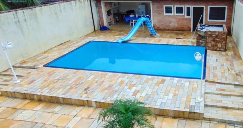 Praia do guaiúba - casa com 04 dormitórios - piscina e churrasqueira - vaga para 06 automóveis.