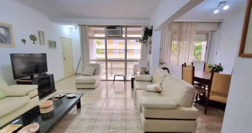 Pitangueiras- uma quadra da praia , localização espetacular , garagem no prédio .