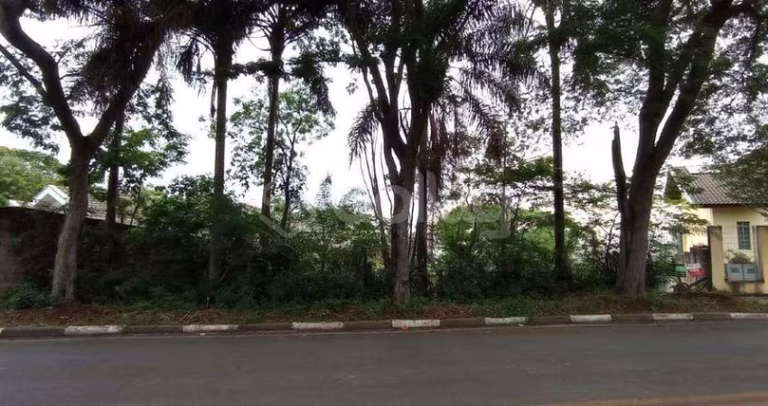 Terreno à venda com 1826 m² sendo 20 metros de frente na cidade de Vinhedo/SP no bairro Jardim Panorama, com leve declive para os fundos.