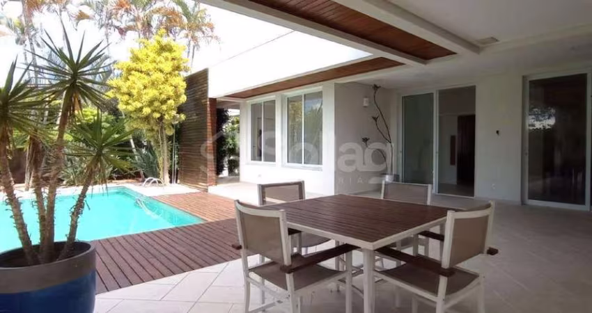 Casa térrea para alugar com três suítes em ótima localização no condomínio Marambaia na cidade de Vinhedo/SP