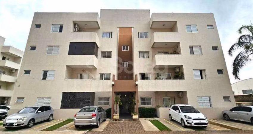 Apartamento para comprar em Vinhedo - SP com dois quartos sendo uma suíte no último andar (3°) com vista para a cidade.