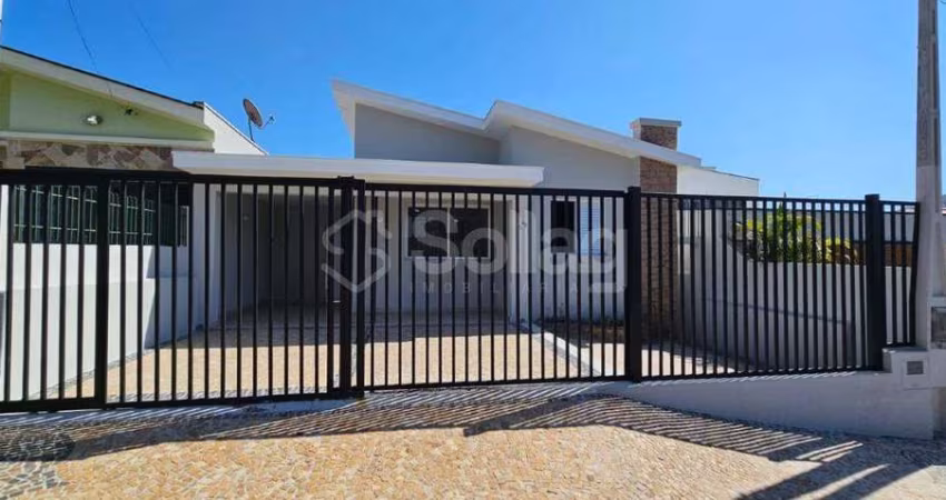 Casa térrea toda reformada em Valinhos - SP com dois dois quartos, banheiro social, amplo quintal em ótima localização.