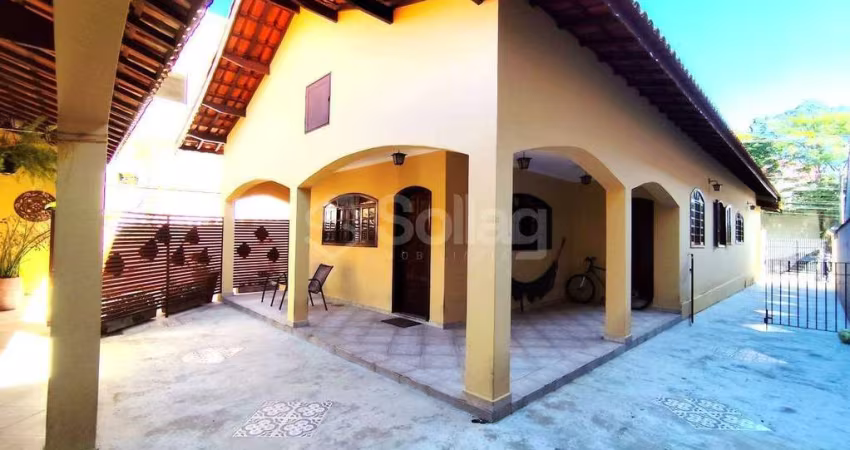Casa térrea à venda em área comercial do Capela, em Vinhedo/SP!!
