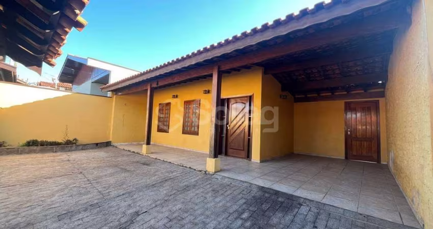 Casa térrea para alugar em Vinhedo, com 03 quartos sendo 01 suíte.
