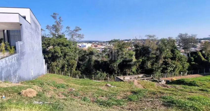 Terreno à venda com 396m em declive , vista livre no condomínio reserva dos jatobás em louveira.