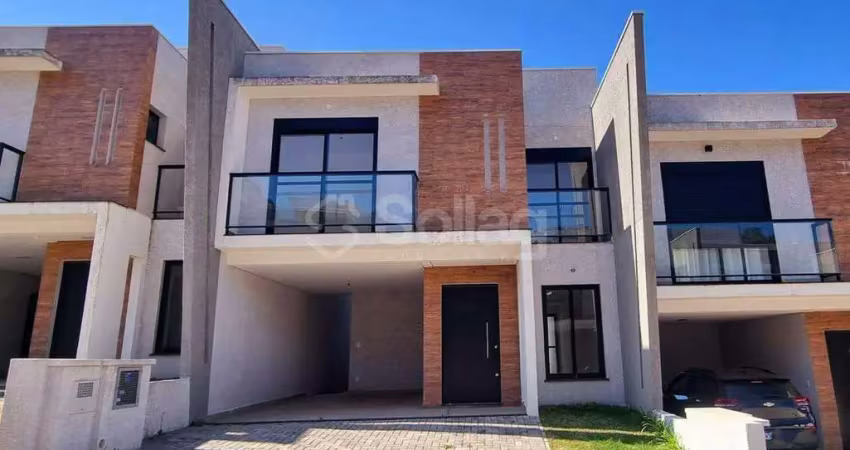 Casa de vila à venda com três suítes, quintal e lazer no condomínio vila di mônaco em valinhos.