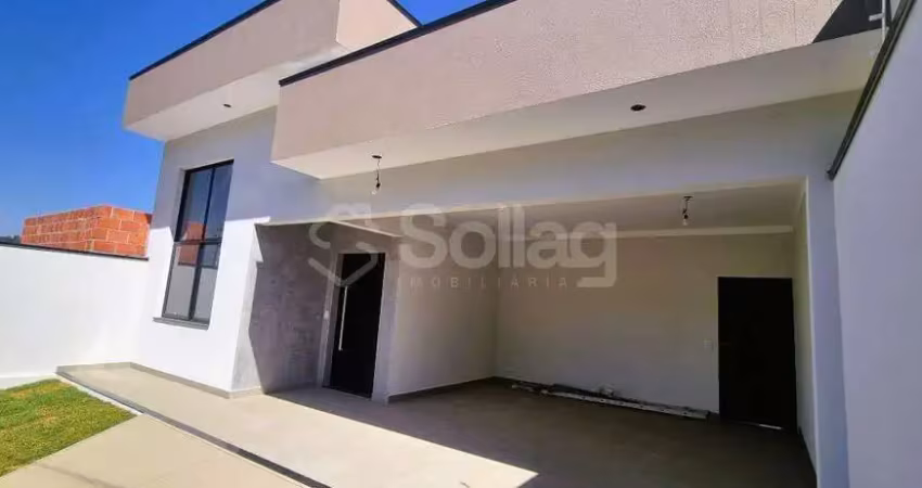 Casa à venda nova, térrea com três dormitórios , quintal em vinhedo.