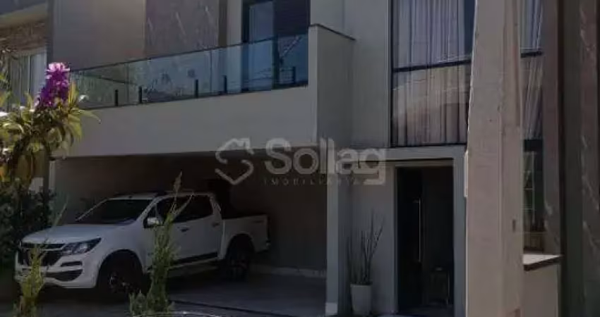 Casa para alugar com 4 suites, com armarios, escritorio e piscina em vinhedo sp