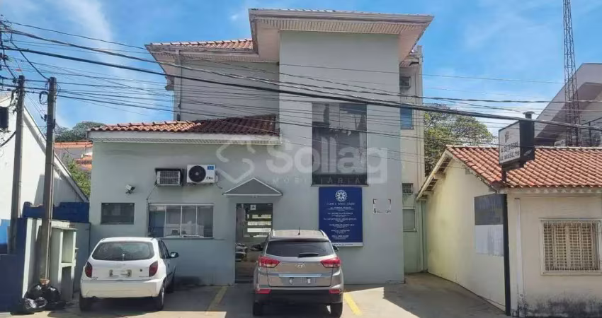 Prédio a venda em rua movimentada com sete salas e vagas privativas em vinhedo .