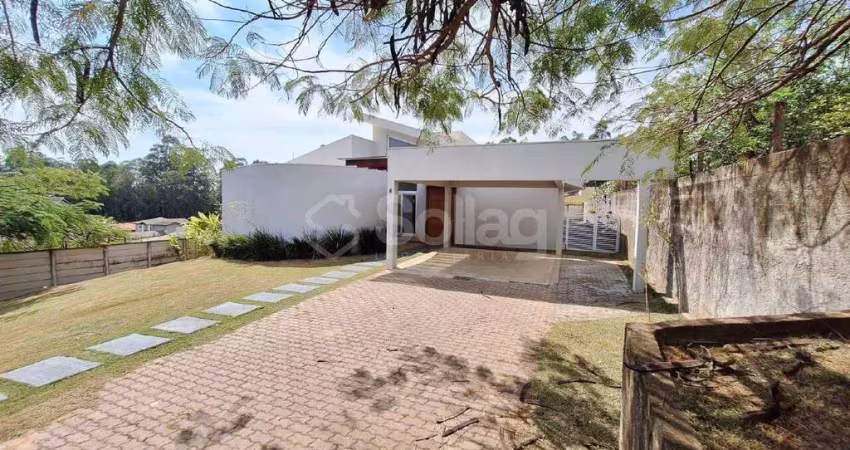 Casa térrea a venda com três dormitórios , amplo gramado e cercado de natureza no condomínio terras de santa teresa em itupeva.