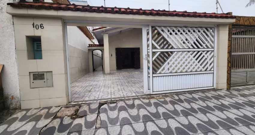 Casa Ampla de 3 Dormitórios a 80 Metros da Praia com Área Gourmet e 2 Vagas de Garagem