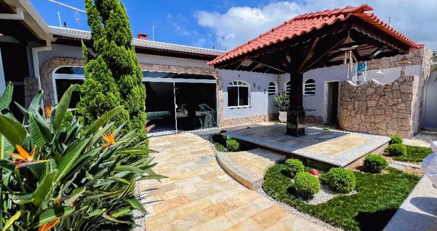 Linda casa de alto padrão mobiliada – pronta para morar!