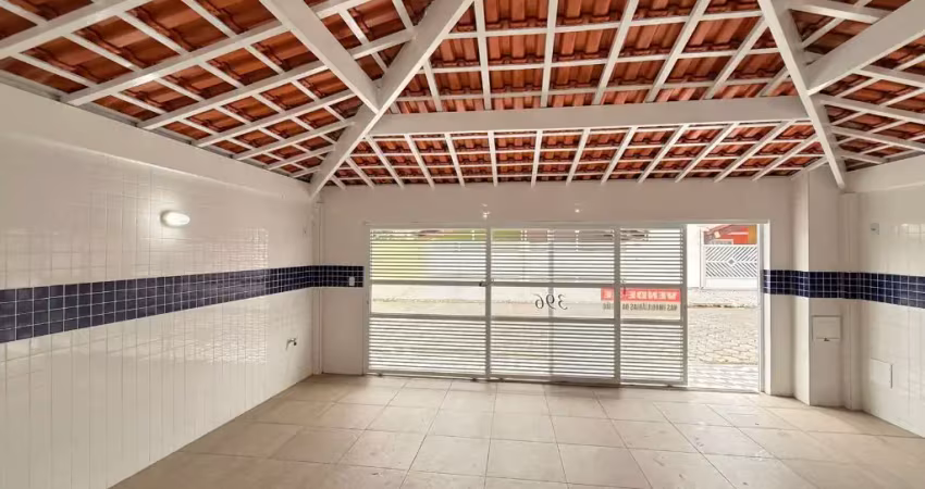 Casa nova com fino acabamento – 300 metros da praia!