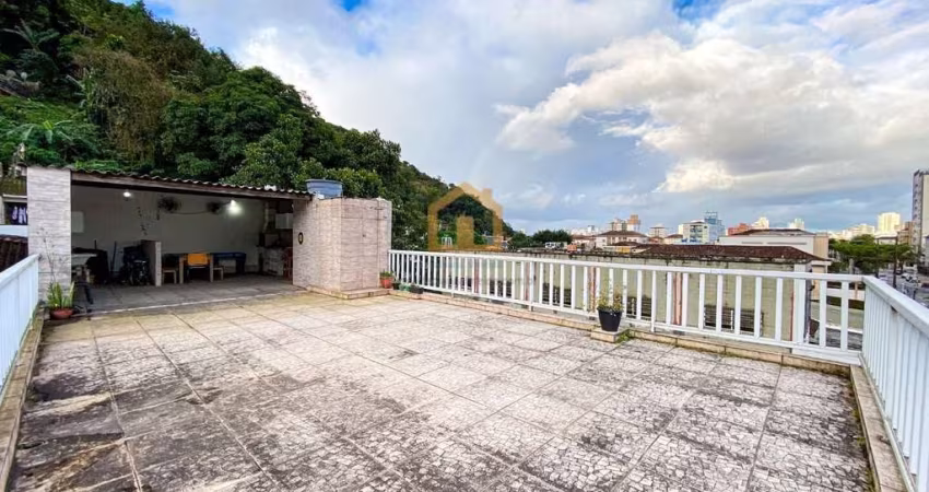 Sobrado Amplo e Aconchegante – 2 Suítes | Quintal com Churrasqueira | 196m² - Marapé - Santos/SP