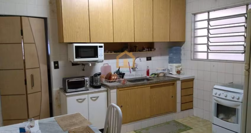 Casa  com 02 Dormitórios Edícula em São Vicente.