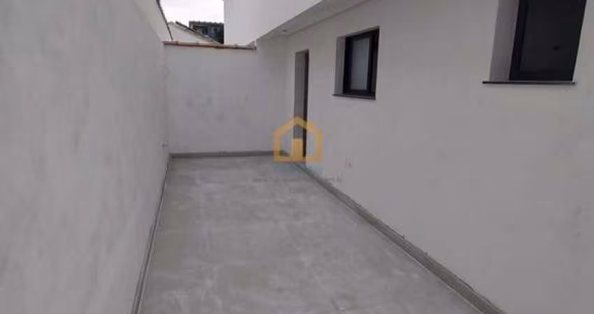Sobrado com 3 Dormitórios, Quintal e 2 Vagas de Garagem.