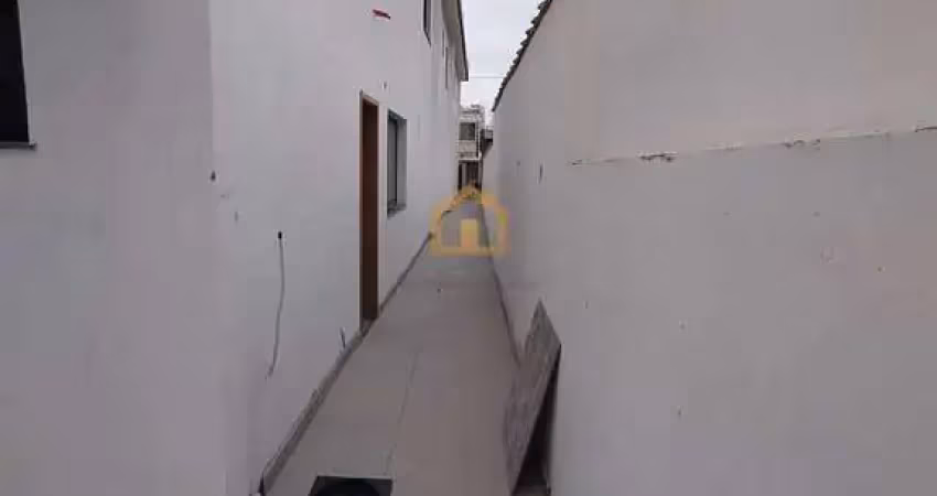 Sobrado com 3 dormitórios, quintal e 2 vagas de garagem.