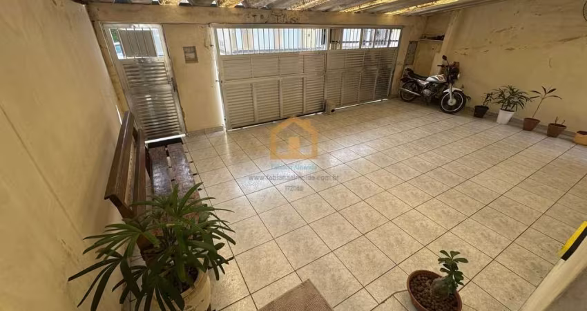 Casa isolada e térrea com  3 vagas de garagem 2 dormitórios sendo 1 suíte e 1 edícula