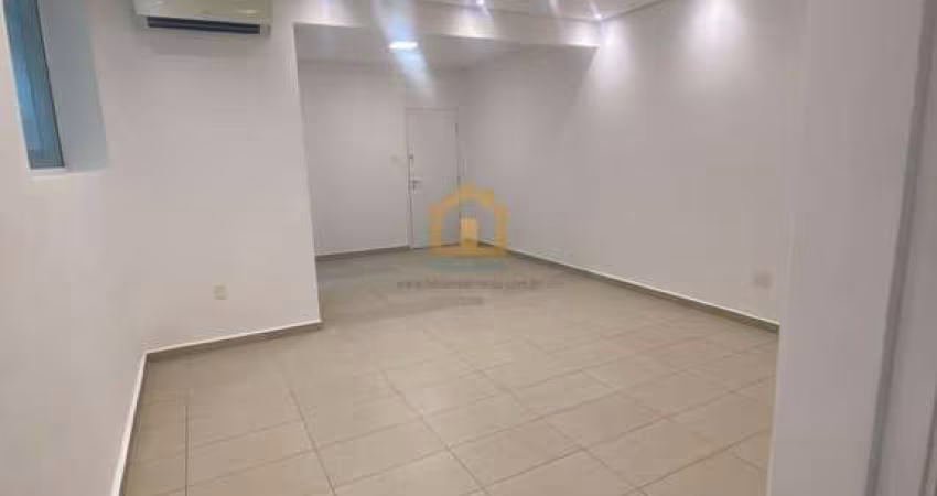 Apartamento Reformado, de Frente, no Bairro Campo Grande, em Santos.