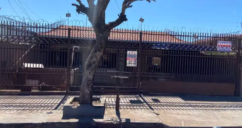 Casa com 3 quartos à venda na Rua Amendoinzeiro, 320, Leonor, Londrina