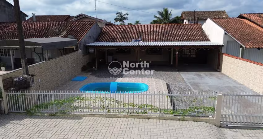 Casa à venda, com piscina próximo a lagos,  Pinheiros, Balneário Barra do Sul, SC
