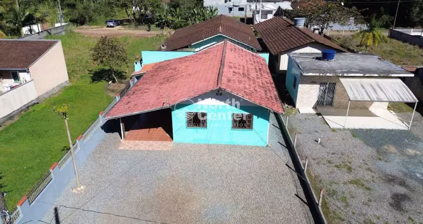 Casa à venda, com amplo e plano terreno, com uma ótima localização