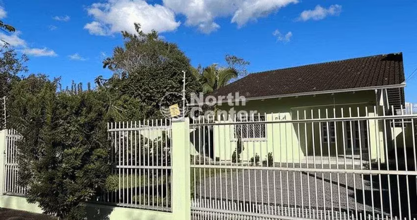 Casa espaçosa e segura no coração da vila nova, em joinville!