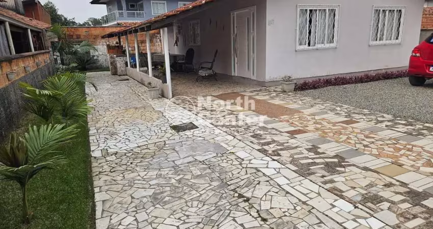 Casa espaçosa à venda, bairro costeira, balneário barra do sul, sc