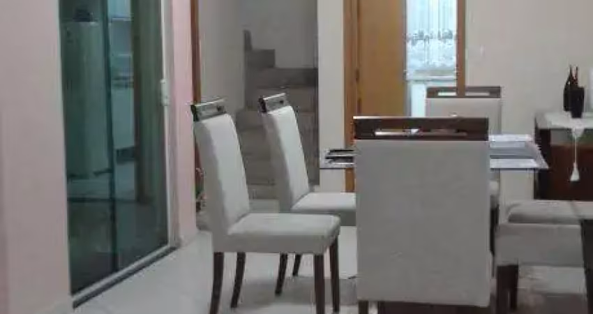 Sobrado com 3 suítes, 4 vagas, cômodos amplos, sala 2 ambientes e quintal nos fundos. Próximo do Shopping Metrópole, acesso fácil para Via Anchieta.