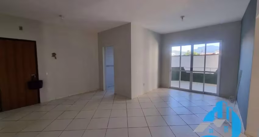 Apartamento espaçoso com piscina e churrasqueira no centro de ubatuba-sp