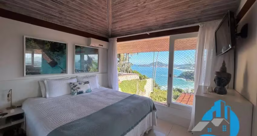 Linda casa com vista espetacular do mar. área de lazer com piscina e mobília impecável.