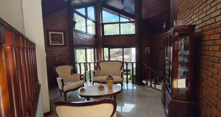 Lindíssima casa em condomínio de alto padrão!