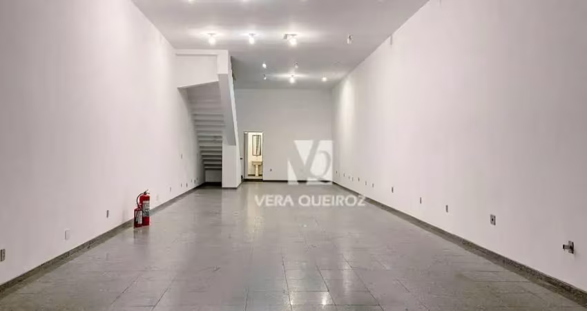 Salão comercial para locação com 3 andares na região central.