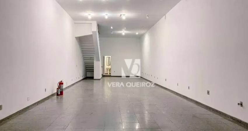 Salão comercial para locação com 3 andares na região central.