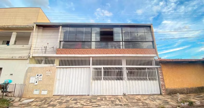 Sobrado com dois apartamentos e uma casa em Chácara do Governador  -  Goiânia