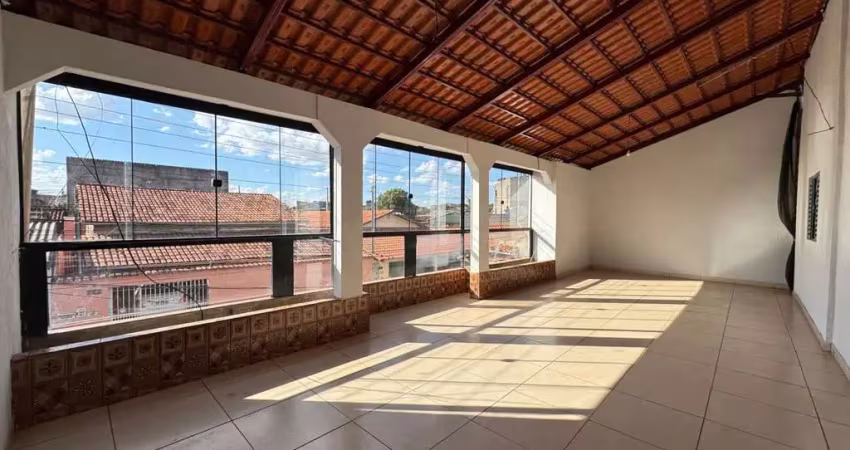 Sobrado com dois apartamentos e uma casa em chácara do governador  -  goiânia