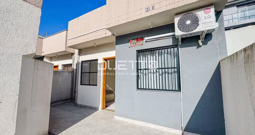 Casa com 03 dormitórios quadra mar