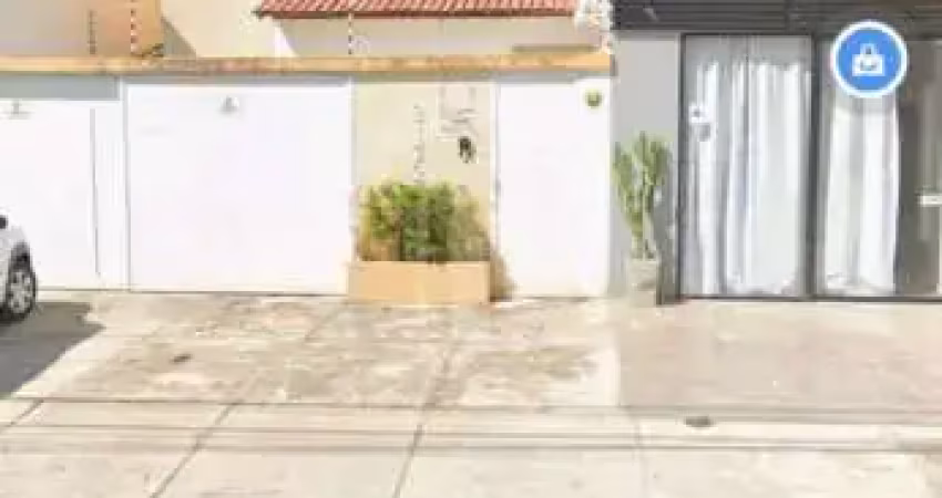 Casa com Ponto Comercial à Venda na Coroa do Meio em Localização Privilegiada!
