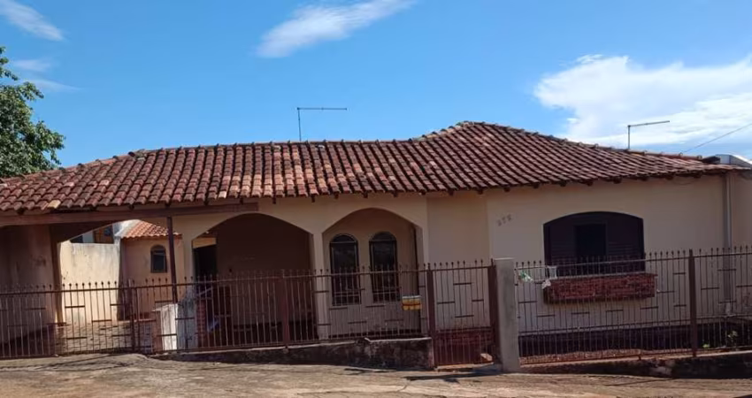 Casa para Venda em São João do Ivaí, Centro, 3 dormitórios, 1 suíte, 2 banheiros, 2 vagas