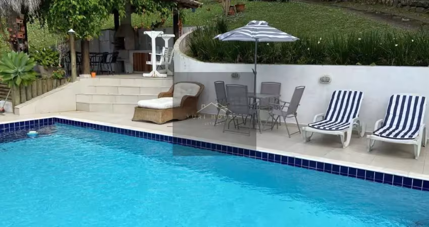 Casa na prainha  em caraguatatuba, com 3 quartos, salas, 3 banheiros e 3 vagas de garagem, piscina com grande