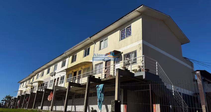 Sobrado triplex com 02 quartos 66m2 no parque oásis rua principal do bairro
