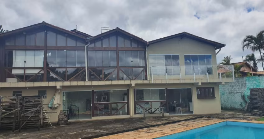 Vende-se Casa de campo de 06 dorm. com 6 vagas na Chácara Santana de Parnaíba