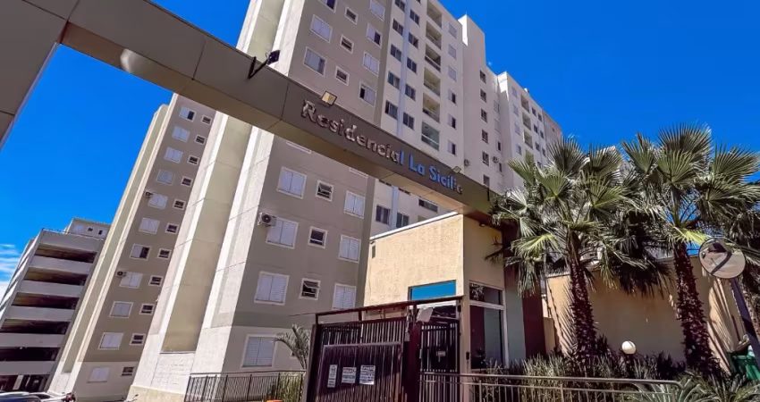 Apartamento à venda no La Sicilia com dois quartos, cozinha com armários e churrasqueira.