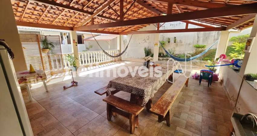 Casa residencial à venda no bairro Sagrada Família com 4 dormitórios e 440 m².