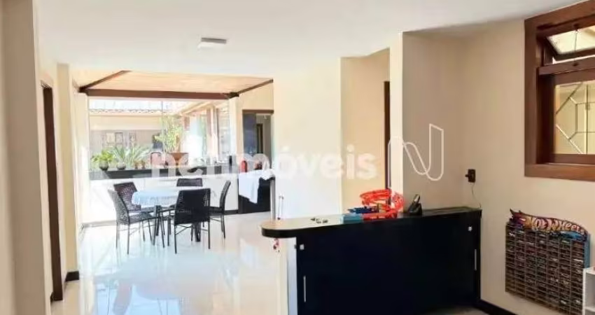 Casa residencial à venda no bairro Belvedere com 530 m² e 4 dormitórios/quartos.