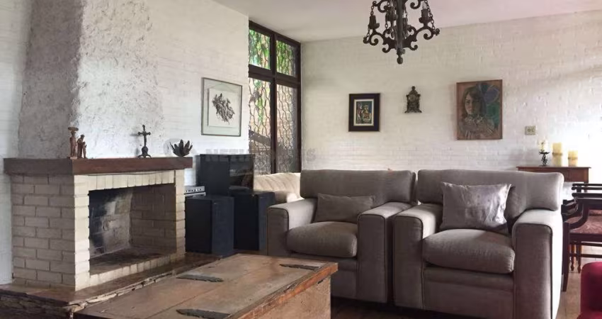 Casa residencial à venda no bairro Belvedere com 318 m² e 4 dormitórios/quartos.
