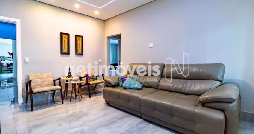 Casa residencial à venda no bairro Sagrada Família com 170 m² e 3 dormitórios/quartos.
